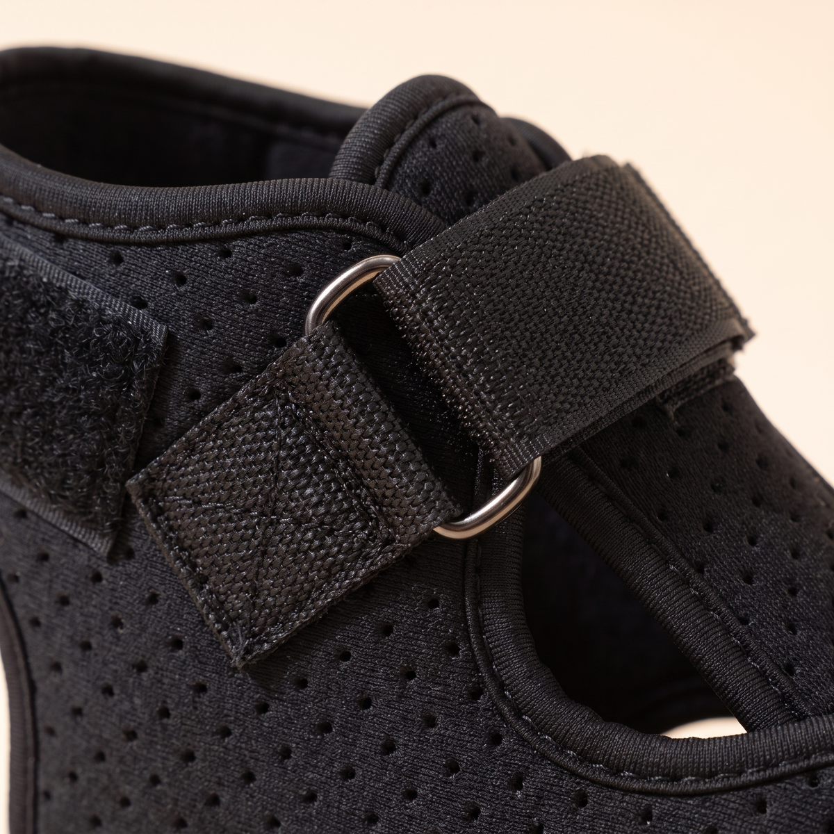Close up of the adjustable straps and D ring on the dorsal night splint