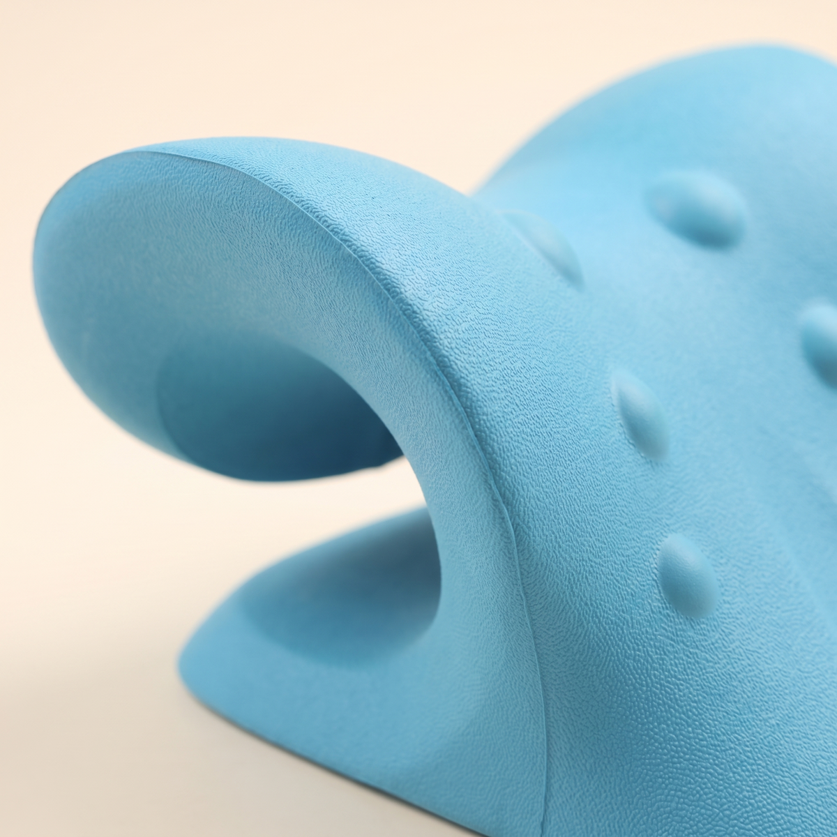Close up of the smooth EVA foam surface and raised ridge of the cervical pillow